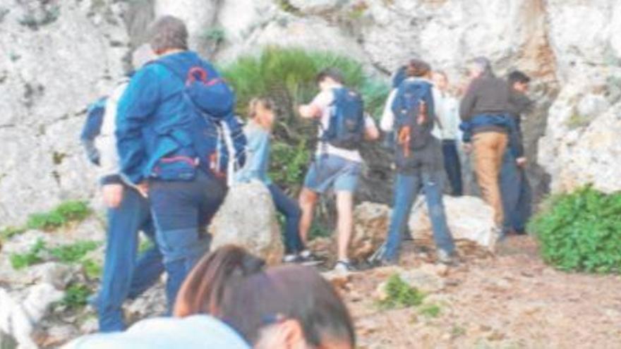 Los excursionistas esperan pacientemente a que salgan los senderistas que entraron por el lado de Altea.