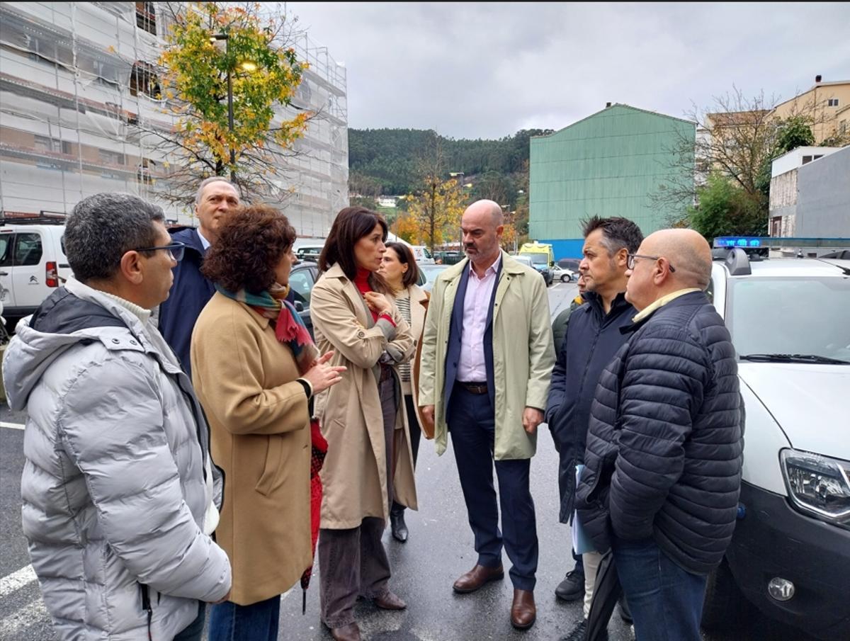 La conselleira de Vivenda e Planificación de Infraestruturas, María Martínez Allegue, conversa este viernes con representantes municipales en el aparcamiento de Santán, donde se construirá la promoción de vivienda pública.