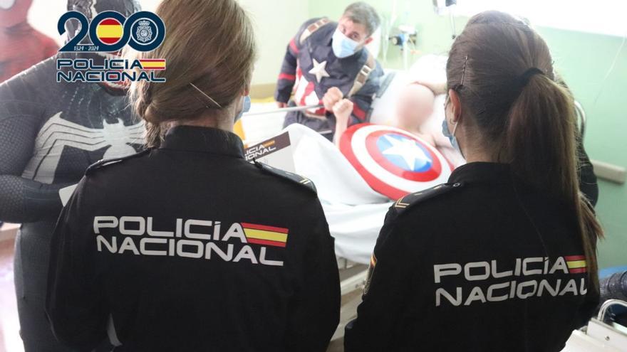 Esto es lo que vivieron los niños ingresados en Alicante gracias a los superhéroes de la Policía Nacional