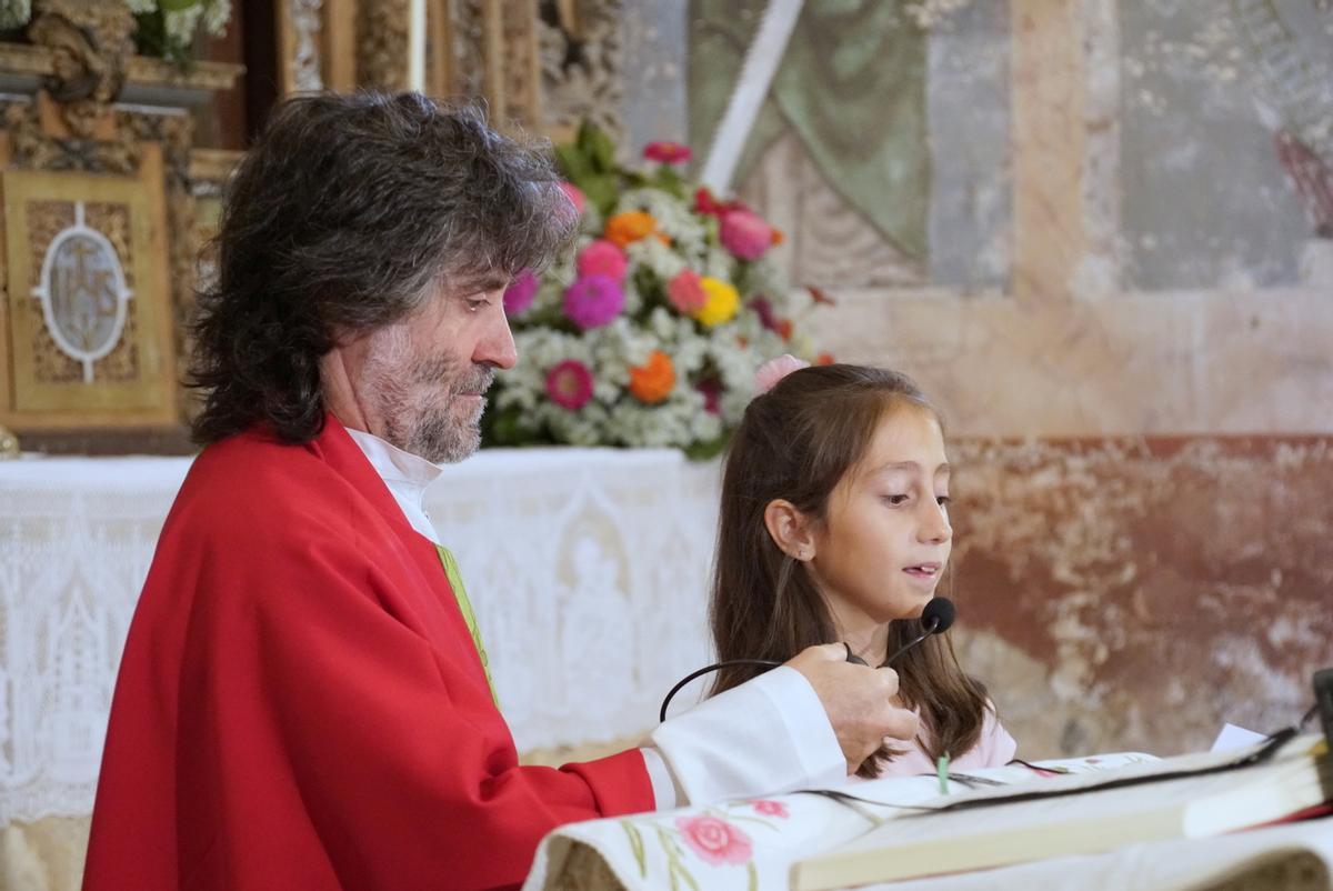 Teo durante una misa