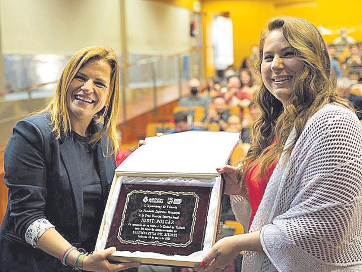 Judit Polgár, junto a la concejala de Deportes, Pilar Benabé.