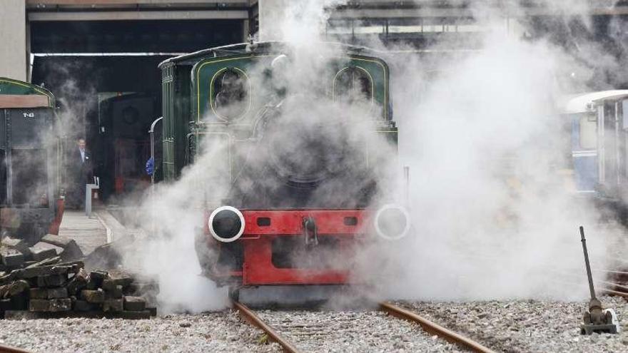 Una de las locomotoras históricas del Museo del Ferrocarril de Asturias.