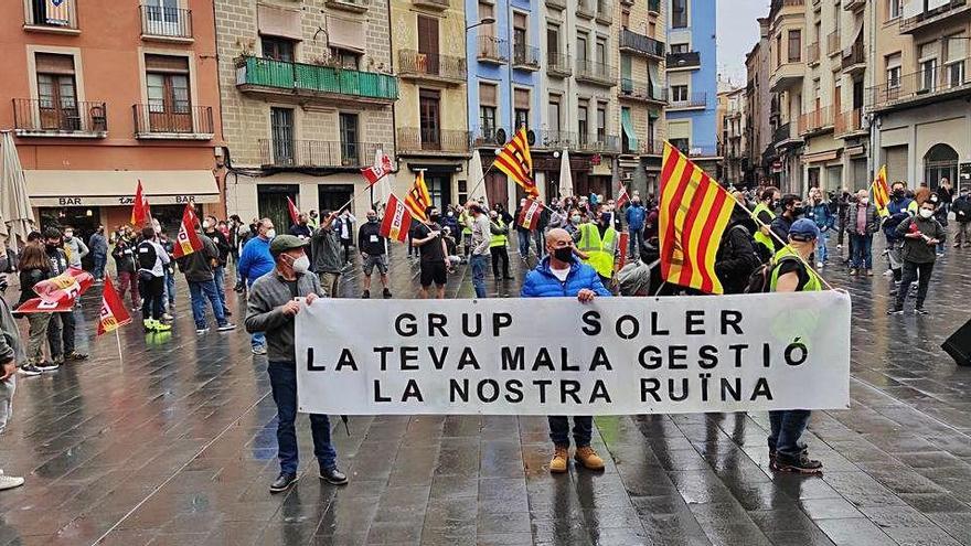 Els treballadors de Grup Soler es van manifestar ahir a la plaça Major