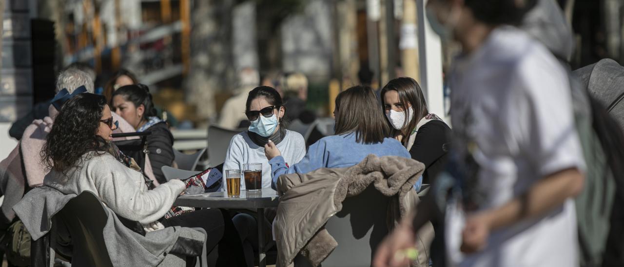 Jóvenes en una terraza.