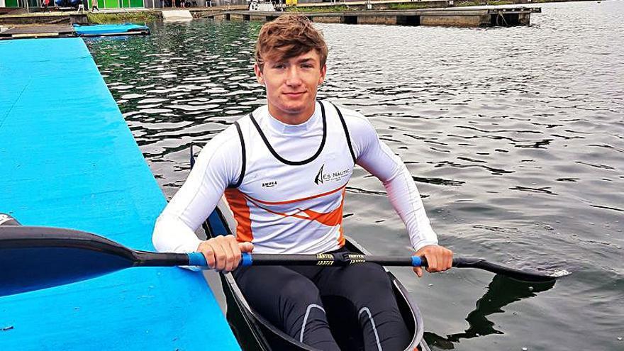 Bruno García, joven palista del CNSA, en un su piragua.