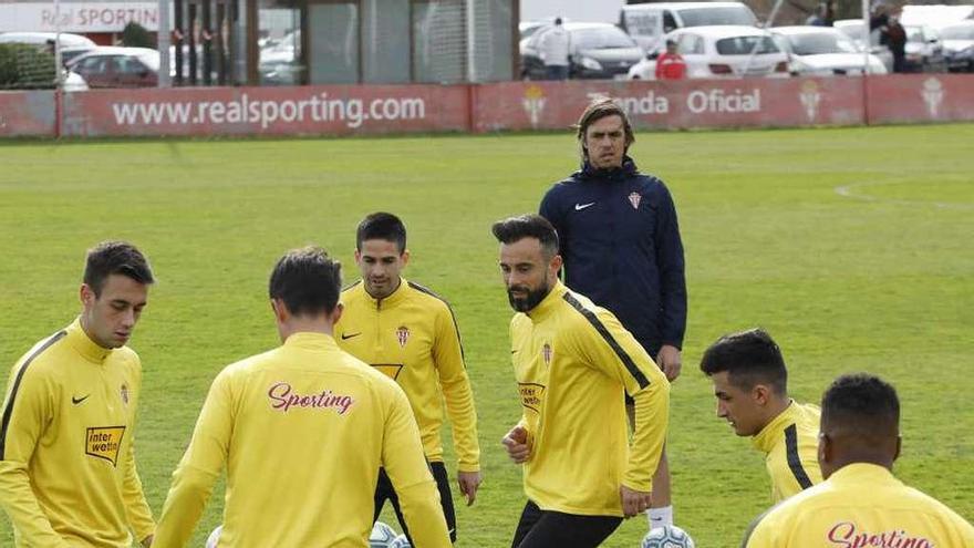 Fran Albert, al fondo, observa un entrenamiento del Sporting.