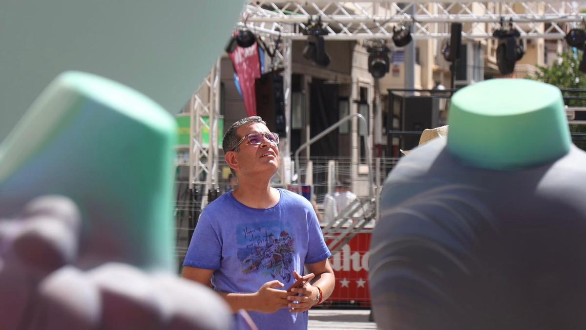 Ángel Romero, el aficionado que recorre las 92 Hogueras de Alicante cada año: "Es un veneno con el que naces"