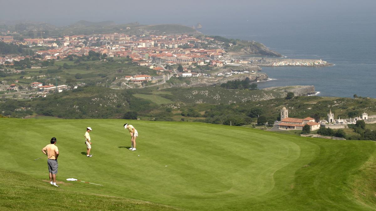 Vista del campo de golf de Llanes con varios usuarios practicando