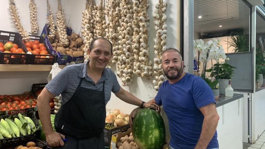 Joan Torres y Héctor Alzati, dependientes del puesto Frutas Catalina.