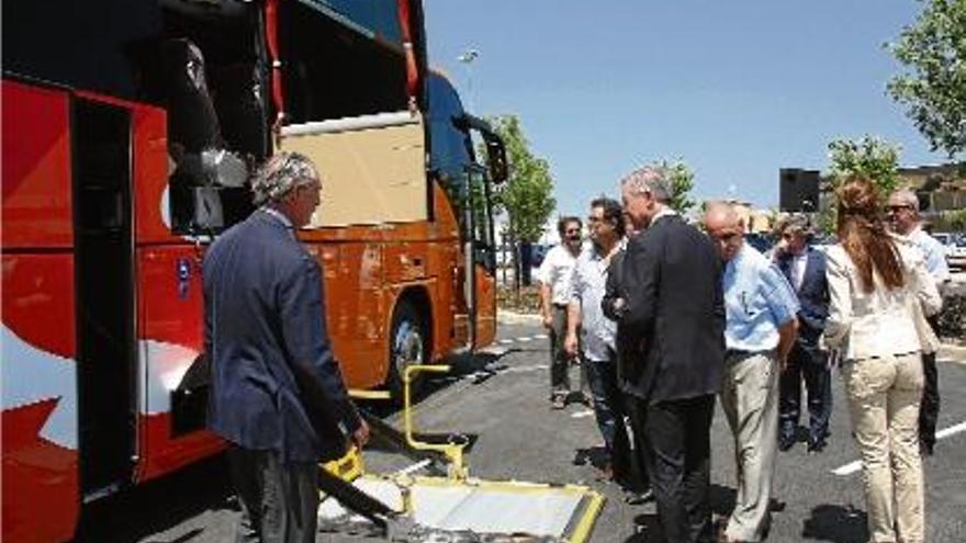 Els nous vehicles també estan adaptats per facilitar l&#039;accés a gent amb discapacitat o mobilitat reduïda.