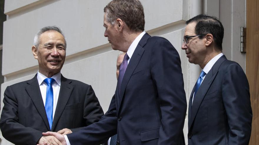 Liu He, viceprimer ministro de China saluda a Robert Lighthizer.