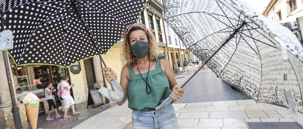 Andrea Herrero, con paraguas, en El Fontán en Oviedo