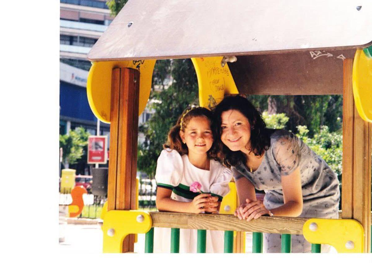 Macu Atienza con su fallera mayor infantil, Carmela Borrás.