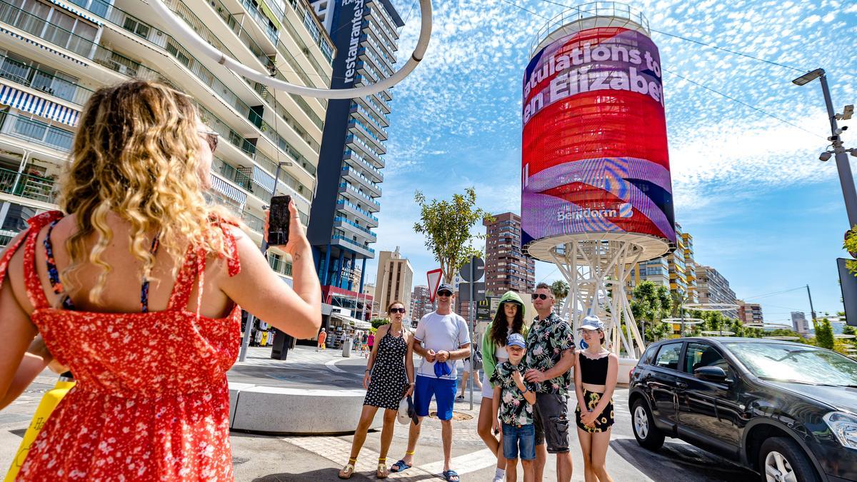 Visitantes se hacen fotos con el mensaje a la monarca en Benidorm.