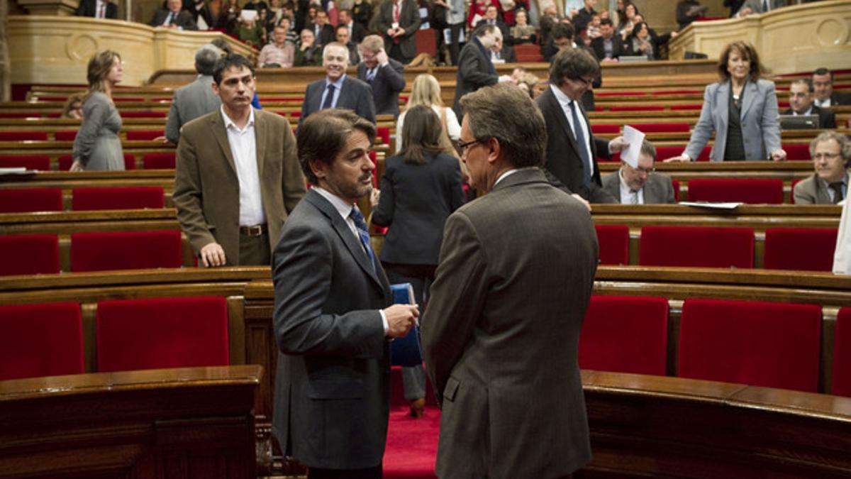 Artur Mas, junto a Oriol Pujol, en el hemiciclo del Parlament, durante un pleno la pasada primavera.