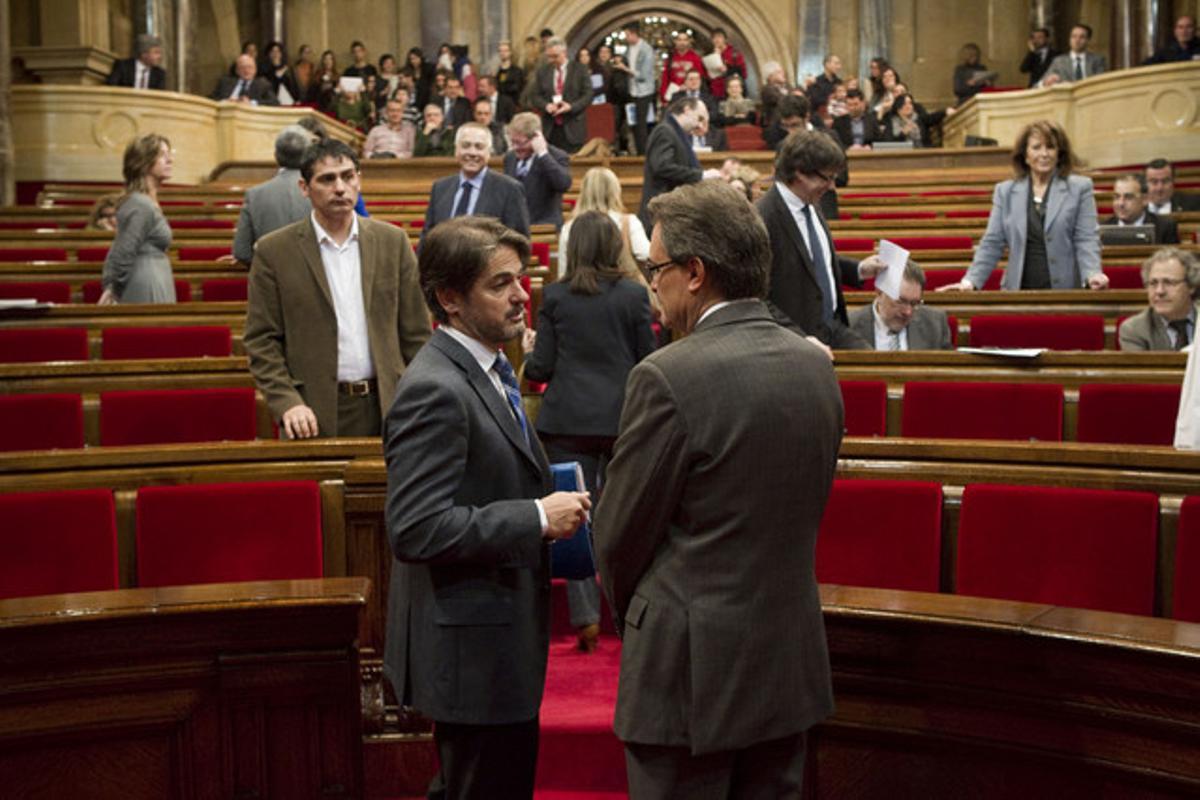 Artur Mas, amb Oriol Pujol, a l’hemicicle del Parlament, durant un ple la primavera passada.