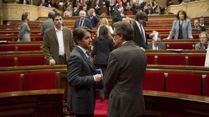 Artur Mas, junto a Oriol Pujol, en el hemiciclo del Parlament, durante un pleno la pasada primavera.