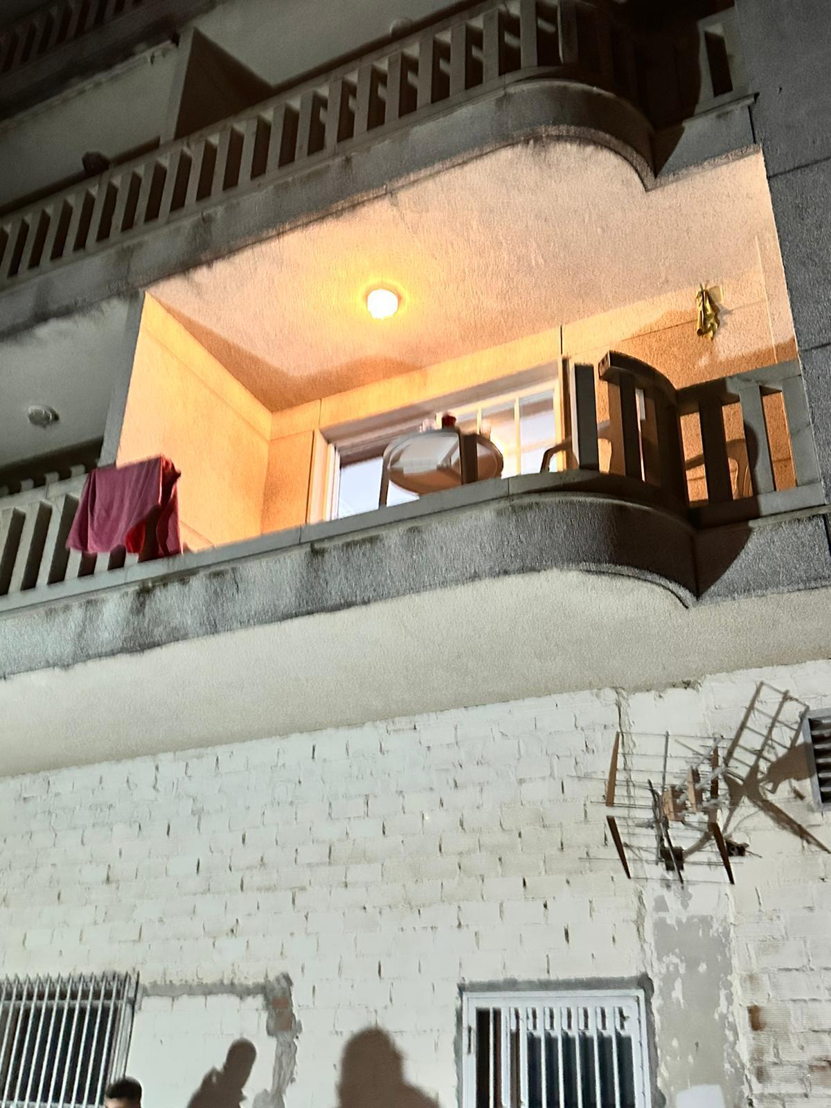 Los jóvenes cayeron al ceder el balcón de la vivienda donde se encontraban en Sanxenxo