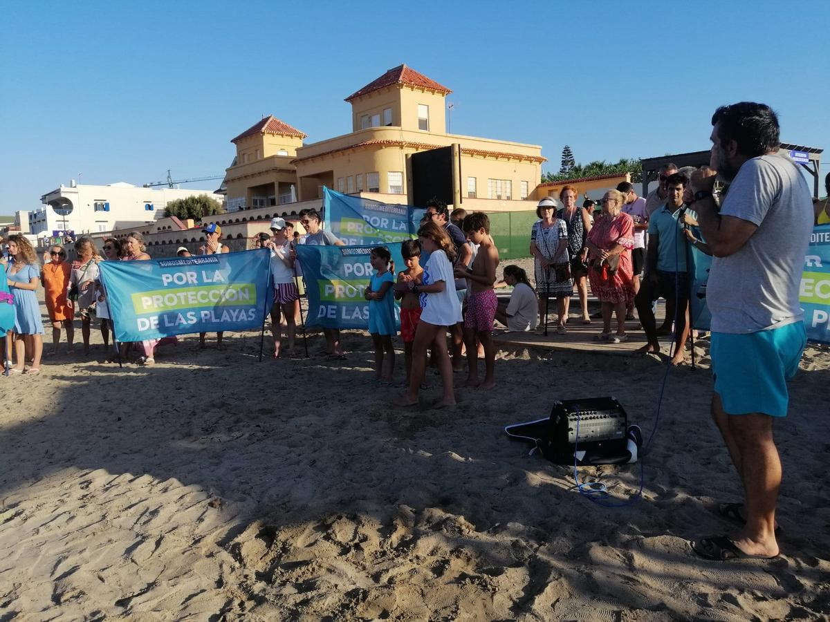 Manifestación de la plataforma Somos Mediterránea en 2022, frente a una de las casas afectadas por el deslinde.