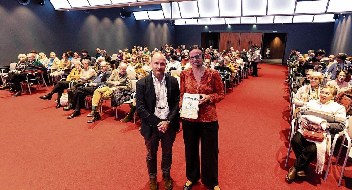 Mario Fernández Fraga y María Berdasco, ayer, en el Club LA NUEVA ESPAÑA.