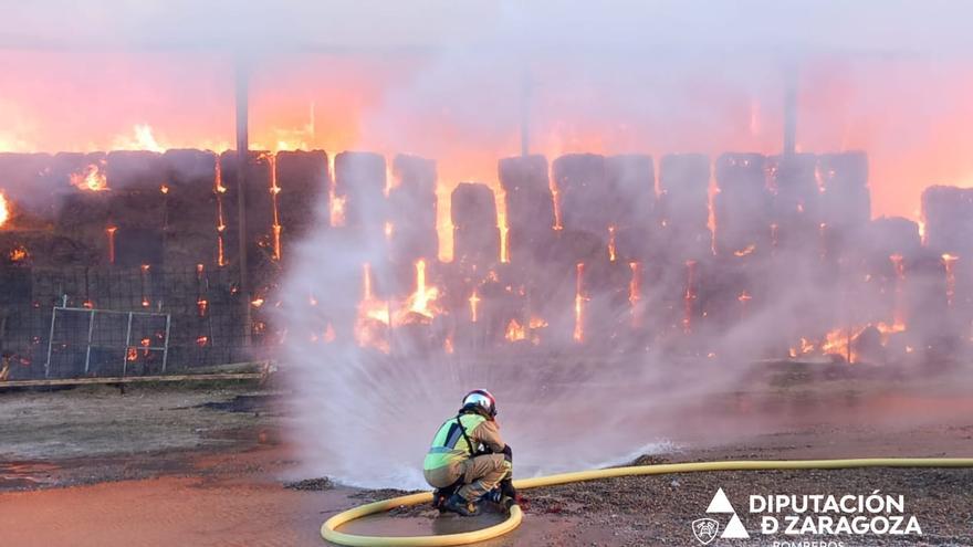 VÍDEO | Incendiada una nave de almacenaje de alfalfa en Torres de Berrellén (Zaragoza)