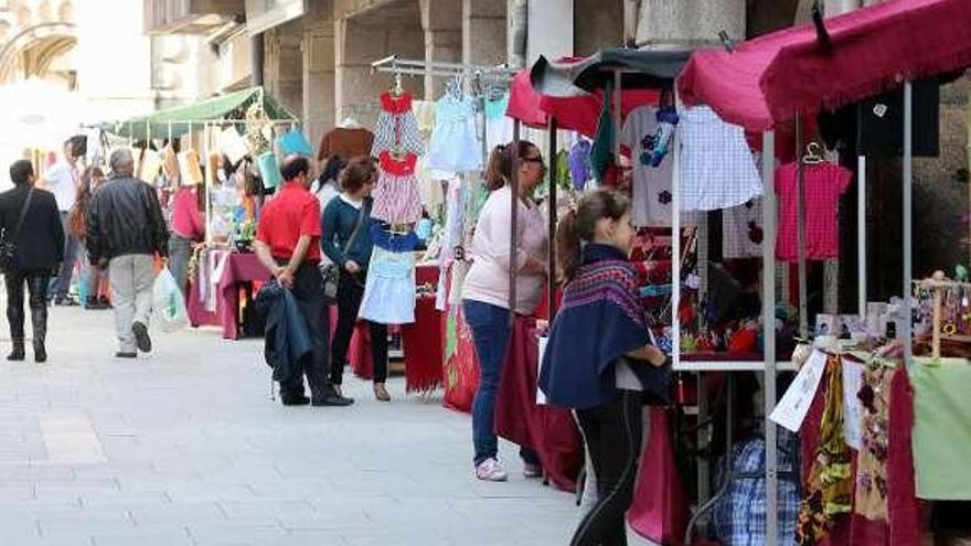 La Feria del Libro y de la Artesanía, ayer, en Porriño. // Alfredo Hernández