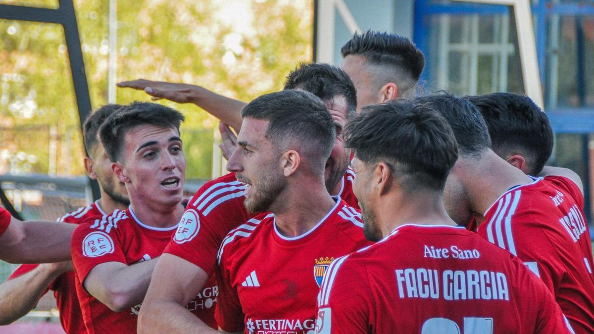 Los jugadores del CD Teruel celebran un gol durante un partido de esta temporada.