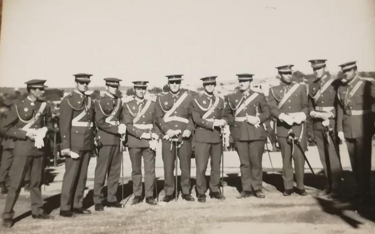 Felipe González en Cáceres junto a sus compañeros de promoción.