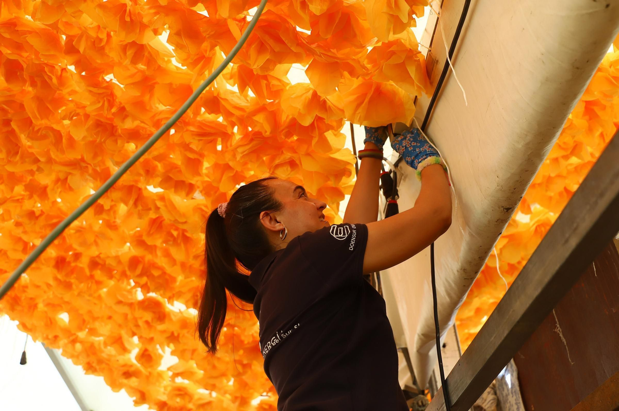 El montaje de las casetas de Feria en imágenes