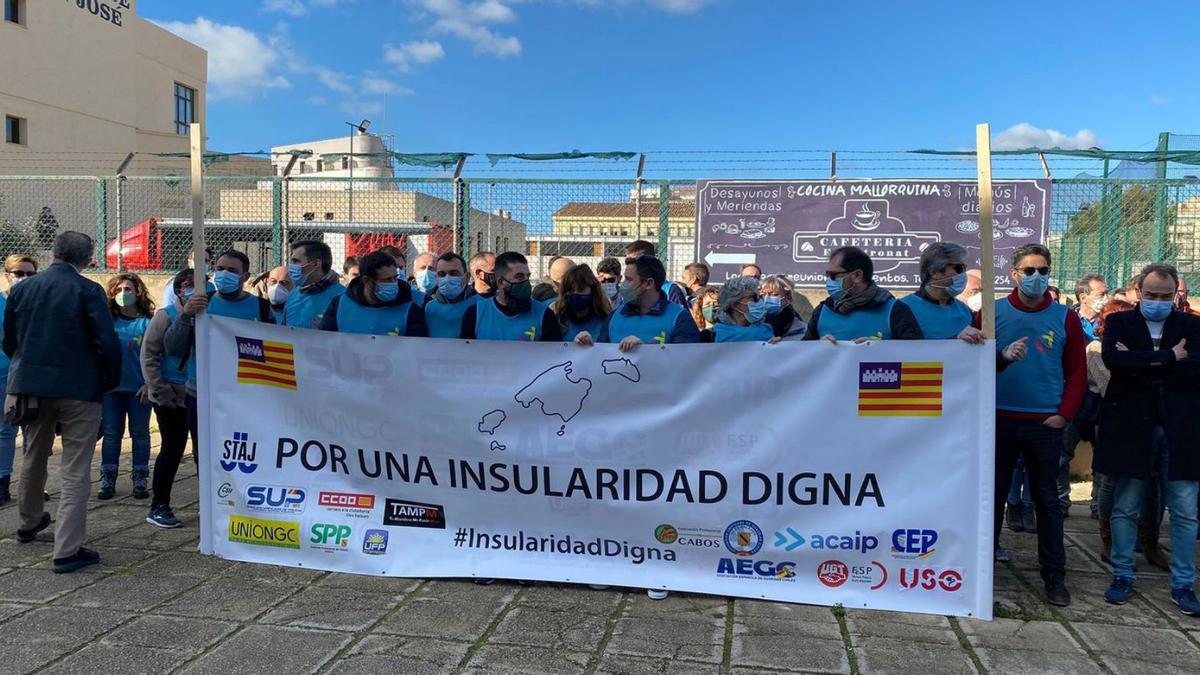 Los manifestantes se concentraron ayer a las puertas del edificio de Extranjería de Palma. | UNIONGC