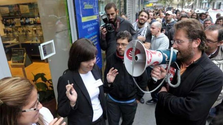 Líderes sindicales de la CIG ante un comercio abierto en A Coruña.