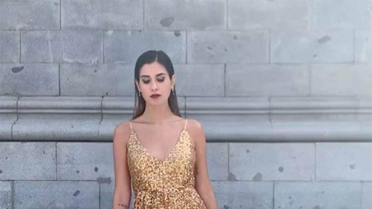 La 'influencer' Mery Turiel con vestido de lentejuelas dorado de Zara