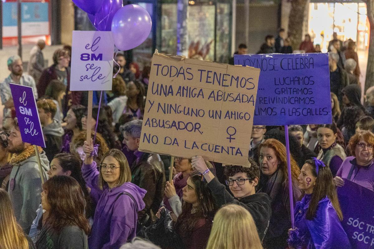 Mensajes en la manifestación del 8M por el Día de la Mujer Trabajadora, el año pasado en Alicante
