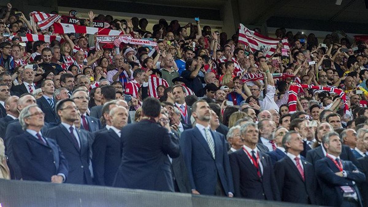 El Rey escucha el himno español entre pitos durante la final de la Copa del Rey entre el Barça y el Athletic en el Camp Nou