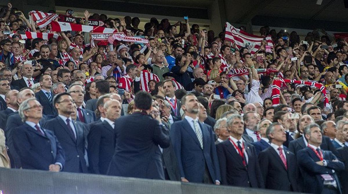El Rei escolta l’himne espanyol entre xiulets durant la final de la Copa del Rei entre el Barça i l’Athletic al Camp Nou. El Rei escolta l’himne espanyol entre xiulets durant la final de la Copa del Rei entre el Barça i l’Athletic al Camp Nou.