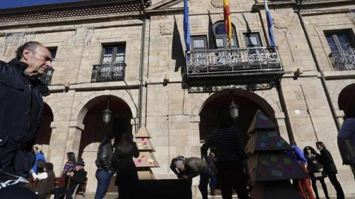 Una actividad ante el Ayuntamiento avilesino.