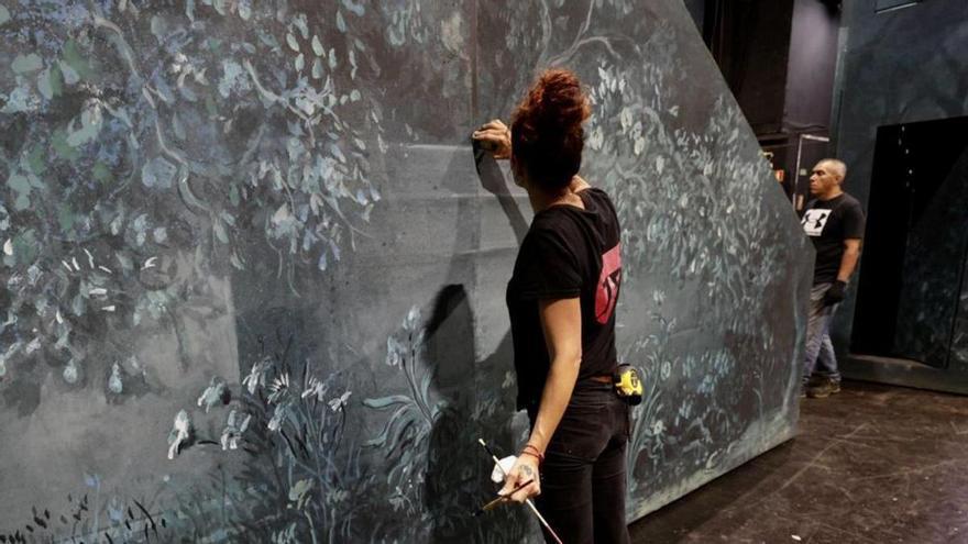 Una operadora retoca las pinturas de los paneles decorativos. | Irma Collín
