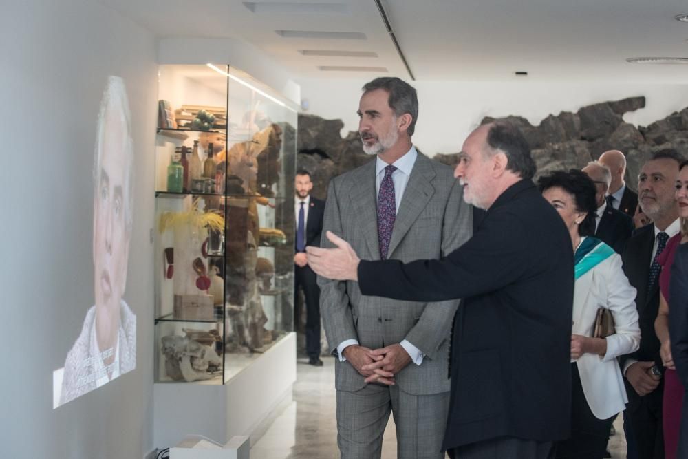 El Rey inaugura la exposición sobre César Manrique