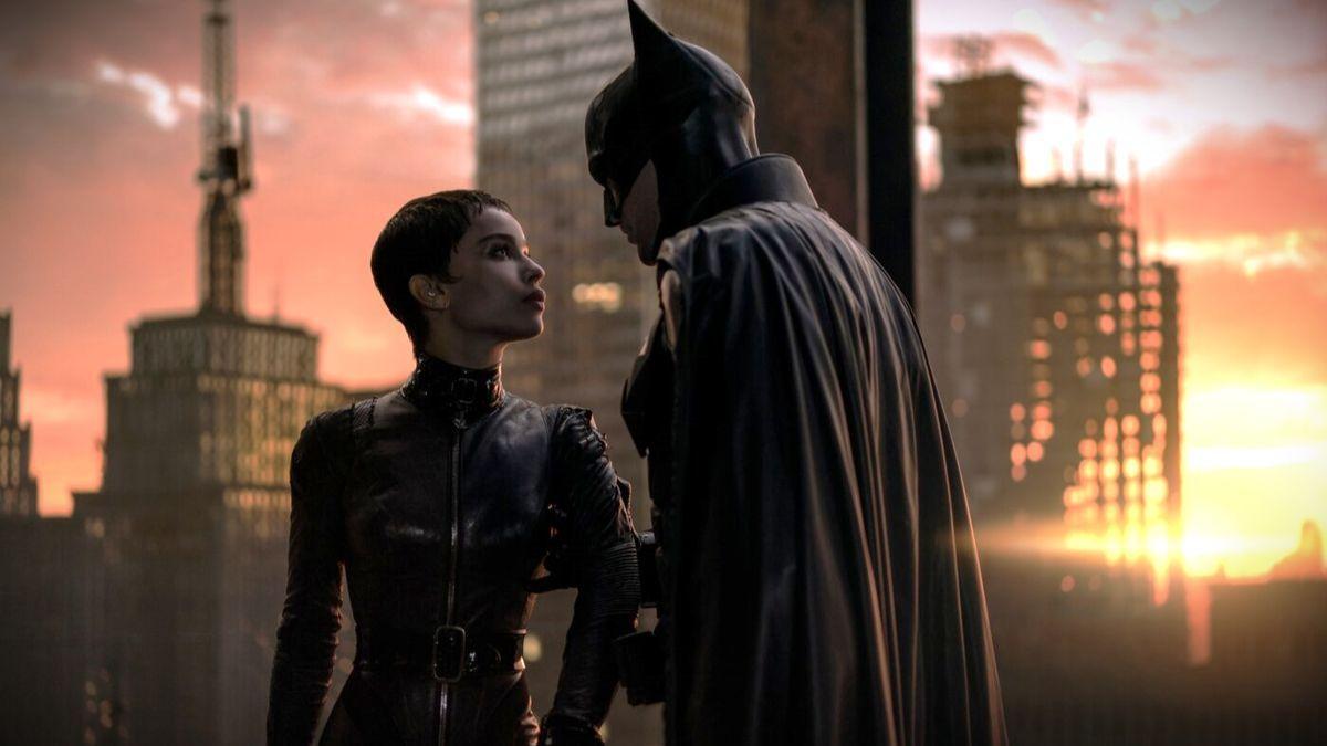 Catwoman (Zoë Kravitz) y Batman (Robert Pattinson), en un fotograma de ’The Batman’.