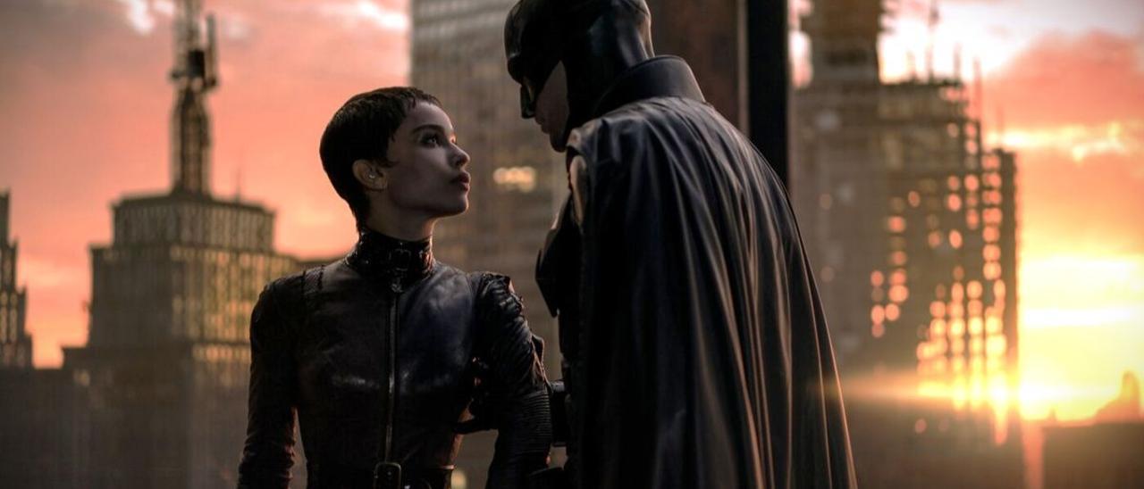 Catwoman (Zoë Kravitz) y Batman (Robert Pattinson), en un fotograma de ’The Batman’.