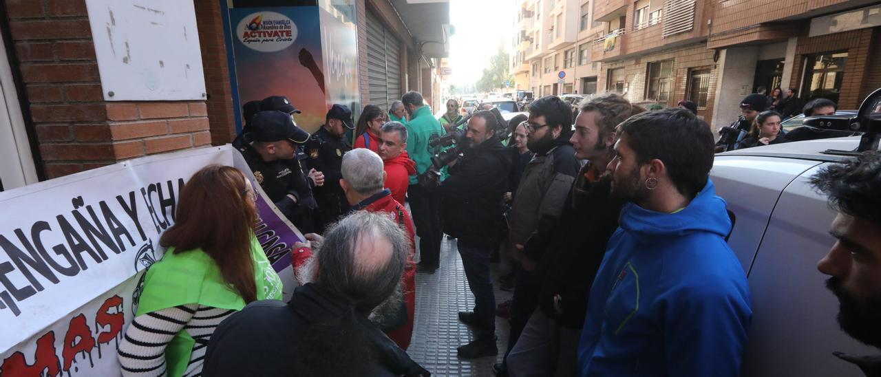 Imagen del desalojo practicado en la calle Useras de Castelló en septiembre del año 2020, todavía en plena pandemia del coronavirus.