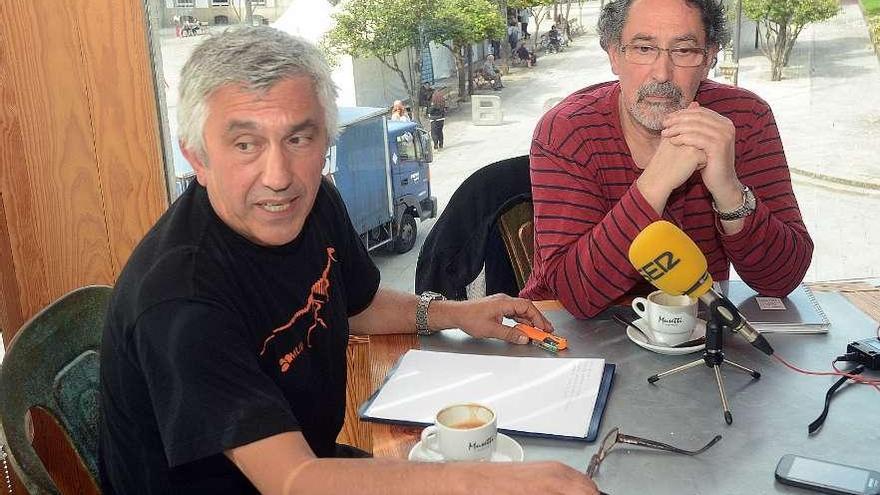 Benito Andrade y Antón Masa, portavoces de Defensa da Ría. // Rafa Vázquez