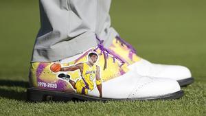 Un detalle de los zapatos de Justin Thomas de los Estados Unidos en honor a la ex estrella de la NBA Kobe Bryant durante la primera ronda del Genesis Invitational en Pacific Palisades, California.