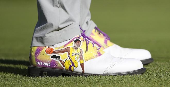 Un detalle de los zapatos de Justin Thomas de los Estados Unidos en honor a la ex estrella de la NBA Kobe Bryant durante la primera ronda del Genesis Invitational en Pacific Palisades, California.