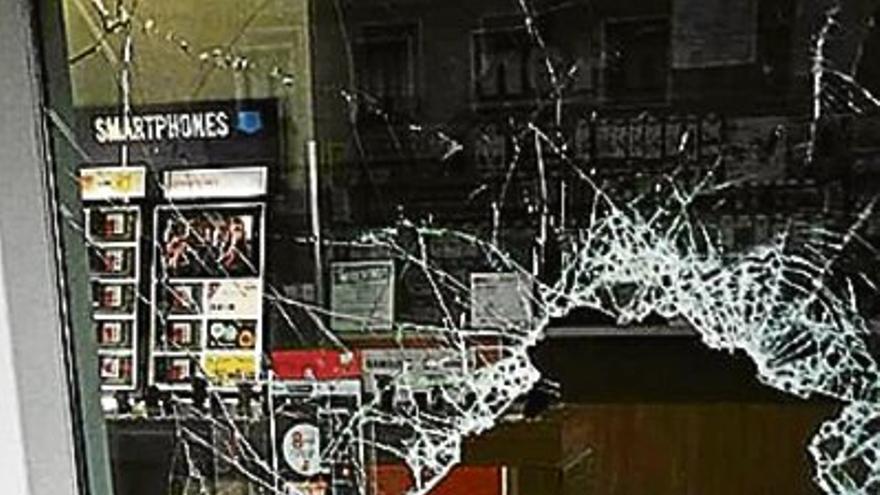 Rompen la luna de una tienda de móviles y se llevan 94