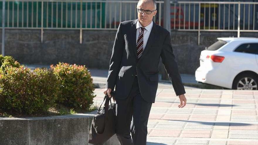 El fiscal Alejandro Pazos, a su llegada, ayer, a la Audiencia Provincial. // R. V.