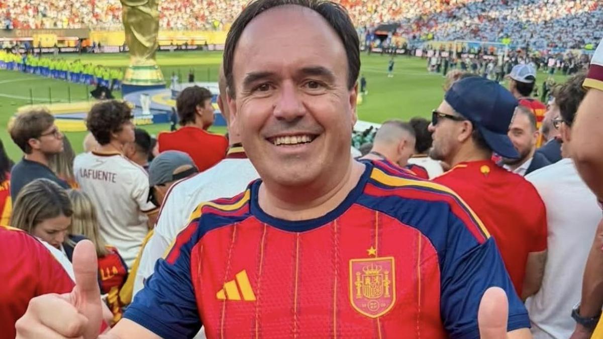 Compromís exige las facturas del viaje de Llorca a la final del Mundial: "¿Se lo ha pagado él o una empresa?"