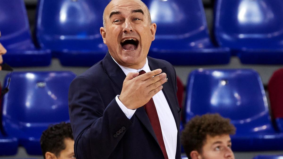 Ponsarnau da instrucciones durante el partido en el Palau.