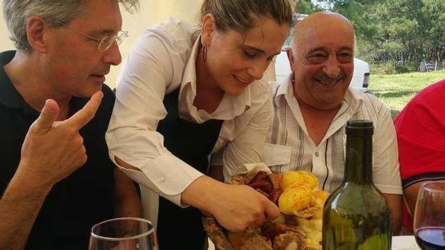 El alcalde y el edil del Rural degustando cachena "ó caldeiro".// FdV