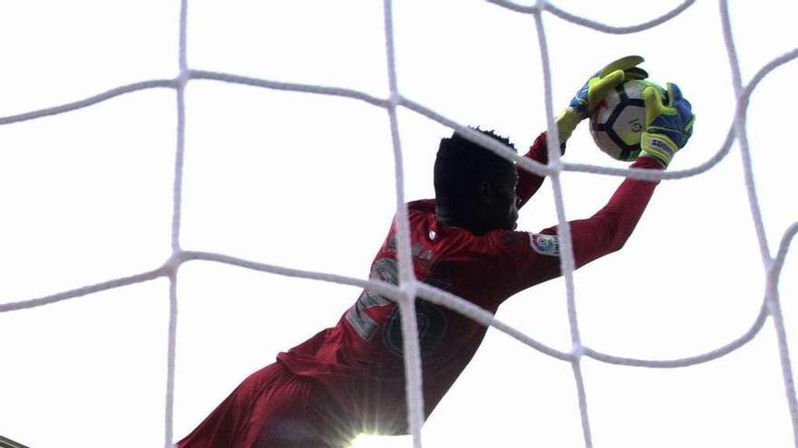 Francis, el portero del Deportivo, ataja un balón tras un remate a puerta del Eibar. // Efe